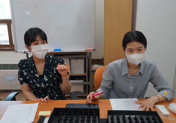 시각장애인 양성 수업을 진행하고 하는 모습