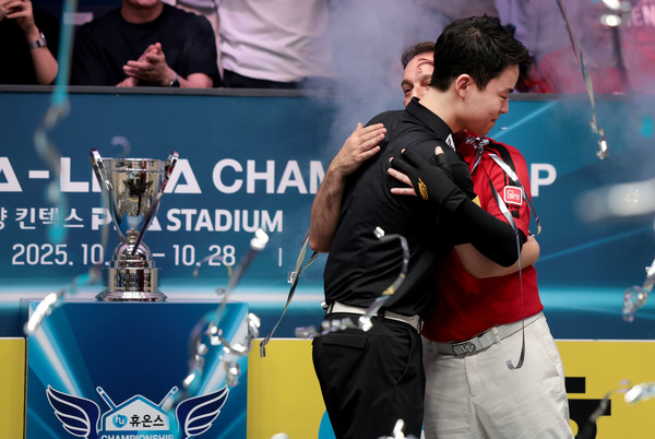 김영원(하림)은 그가 평소 우상으로 생각하는 '다니엘 산체스'와 역사적인 경기를  마친 후 뜨거운 포옹을 나눴다/@pba.